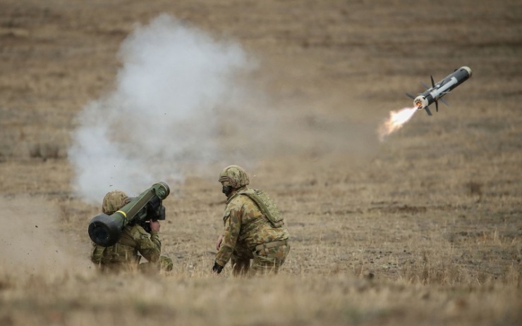 Các binh sĩ Ukraine đang bắn một tên lửa chống tăng Javelin, loại vũ khí đã hạ gục nhiều xe tăng trên chiến trường. - Ảnh: Bloomberg.