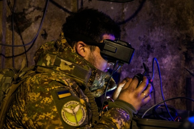 Một người lính Ukraine đang dùng kính thực tế ảo để điều khiển máy bay không người lái từ một hầm ngầm. - Ảnh: New York Times.