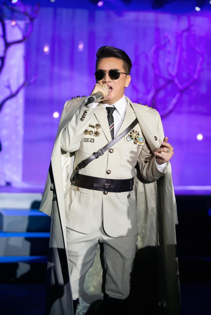 Trang phục ca sĩ Đàm Vĩnh Hưng mặc tại đêm diễn. Ảnh: FBNV