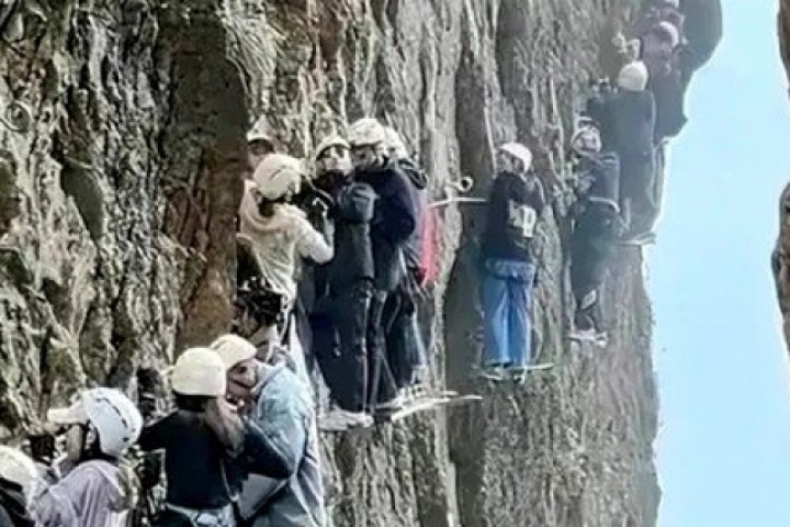 Kinh hoàng cảnh tượng du khách mắc kẹt trên vách núi ở Trung Quốc