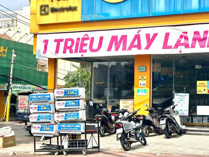 Máy lạnh quảng cáo trước một cửa hàng điện máy trên đường An Dương Vương, quận 8, TP HCM chiều 9/5. Ảnh: Dỹ Tùng