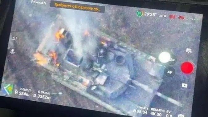 Ảnh chụp từ camera của một máy bay không người lái khi nó tấn công chiếc xe tăng M1 Abrams tại chiến trường Ukraine. - Ảnh: Forbes.