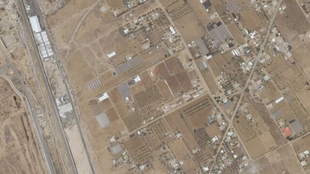 Khu vực bên ngoài cửa khẩu Rafah ngày 7/5 (trái) và 6/5 (phải). Ảnh: Planet Labs