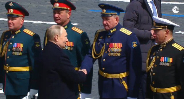 Tổng thống Nga Putin bắt tay các quan chức, chỉ huy quân đội.
