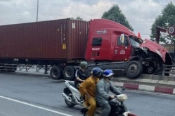 Quốc lộ 51 ùn ứ do xe container nằm “vắt vẻo” trên lan can hầm chui ngã 4 Vũng Tàu