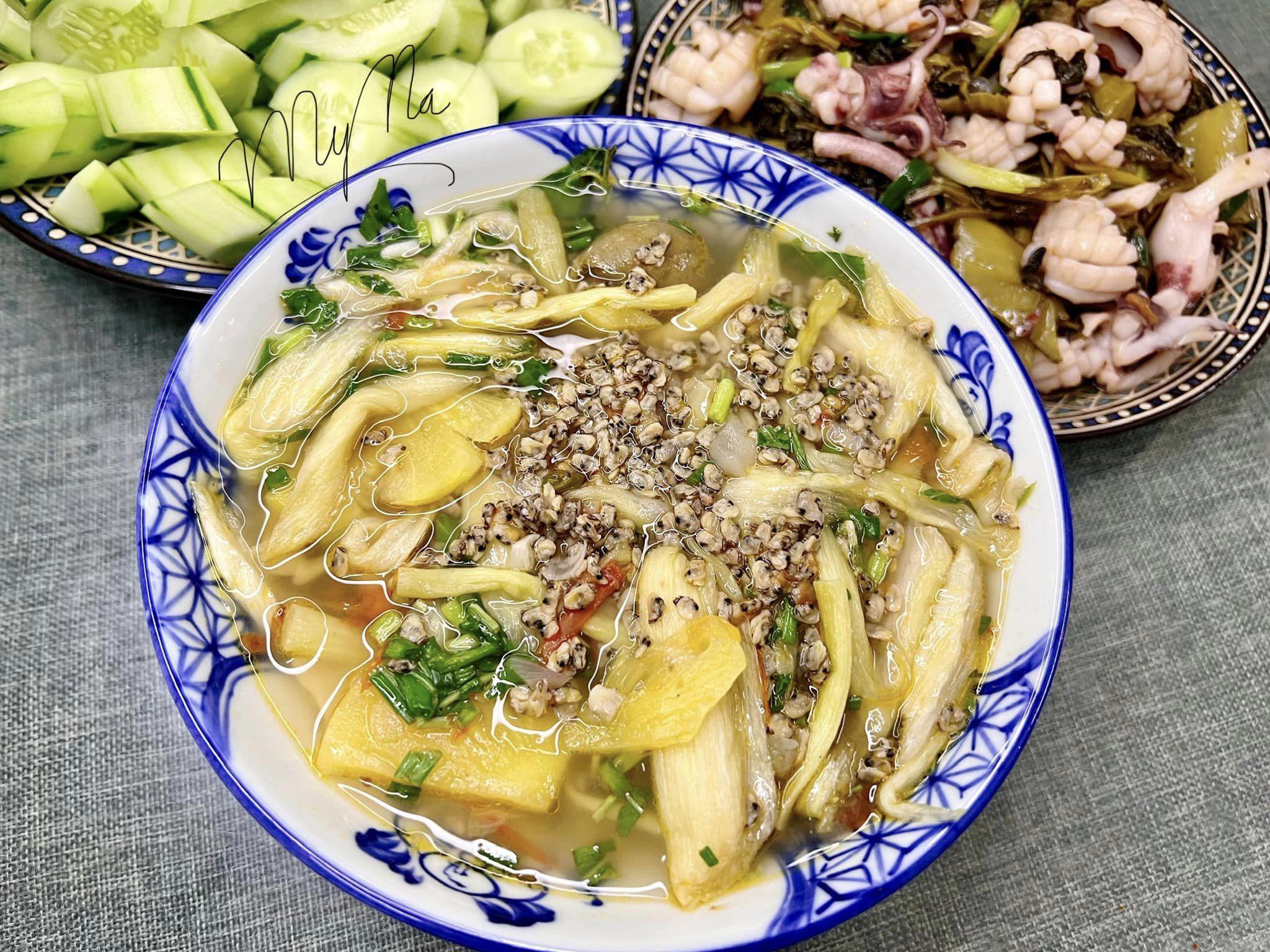 Dọc mùng nấu chua với canh dắt.