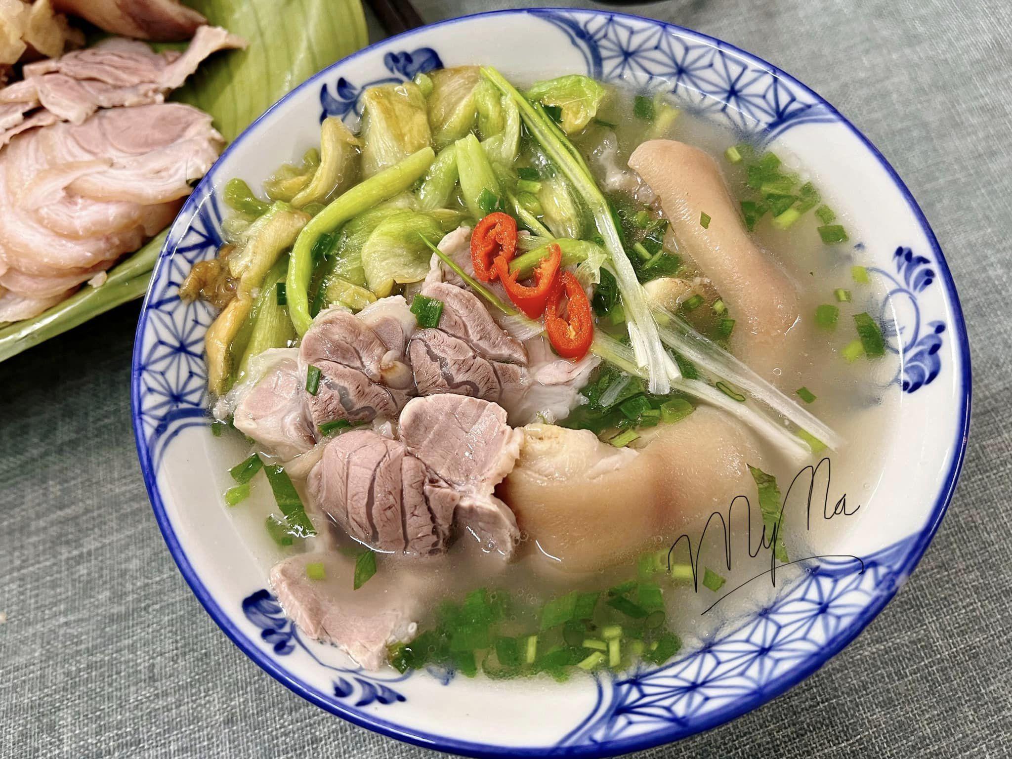 Bún chân giò dọc mùng.