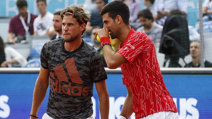 Djokovic hy vọng tin đồn Thiem (áo đen) giải nghệ không phải sự thật