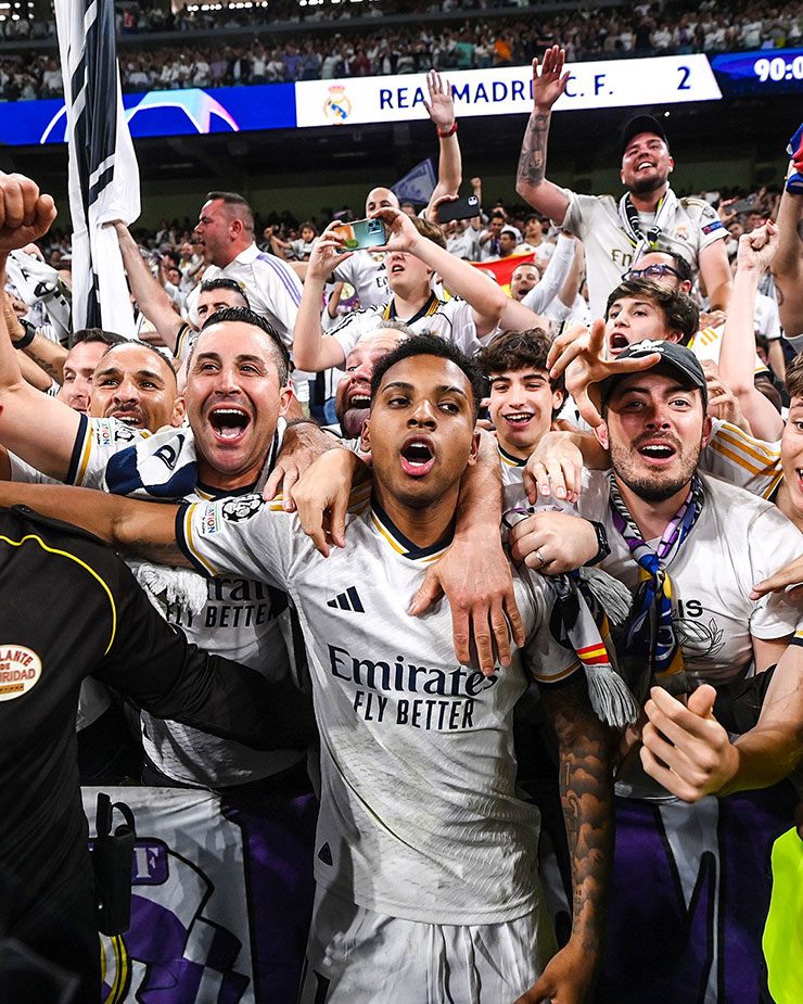 Rodrygo và Camavinga chạy lên ăn mừng cùng các khán giả Bernabeu