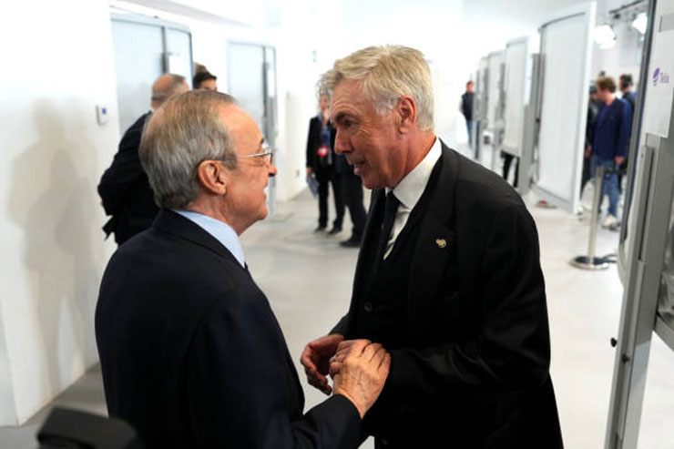 Chủ tịch Florentino Perez chúc mừng HLV Ancelotti sau trận đấu, họ sắp là cặp chủ tịch - HLV thành công nhất trong lịch sử Real Madrid xét về số danh hiệu