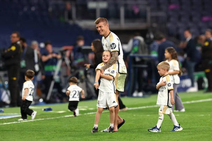 Toni Kroos thì đưa các con ra sân chơi đùa