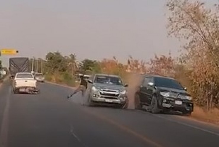 Phản ứng cực nhanh, người đàn ông thoát chết trước đầu 2 ô tô