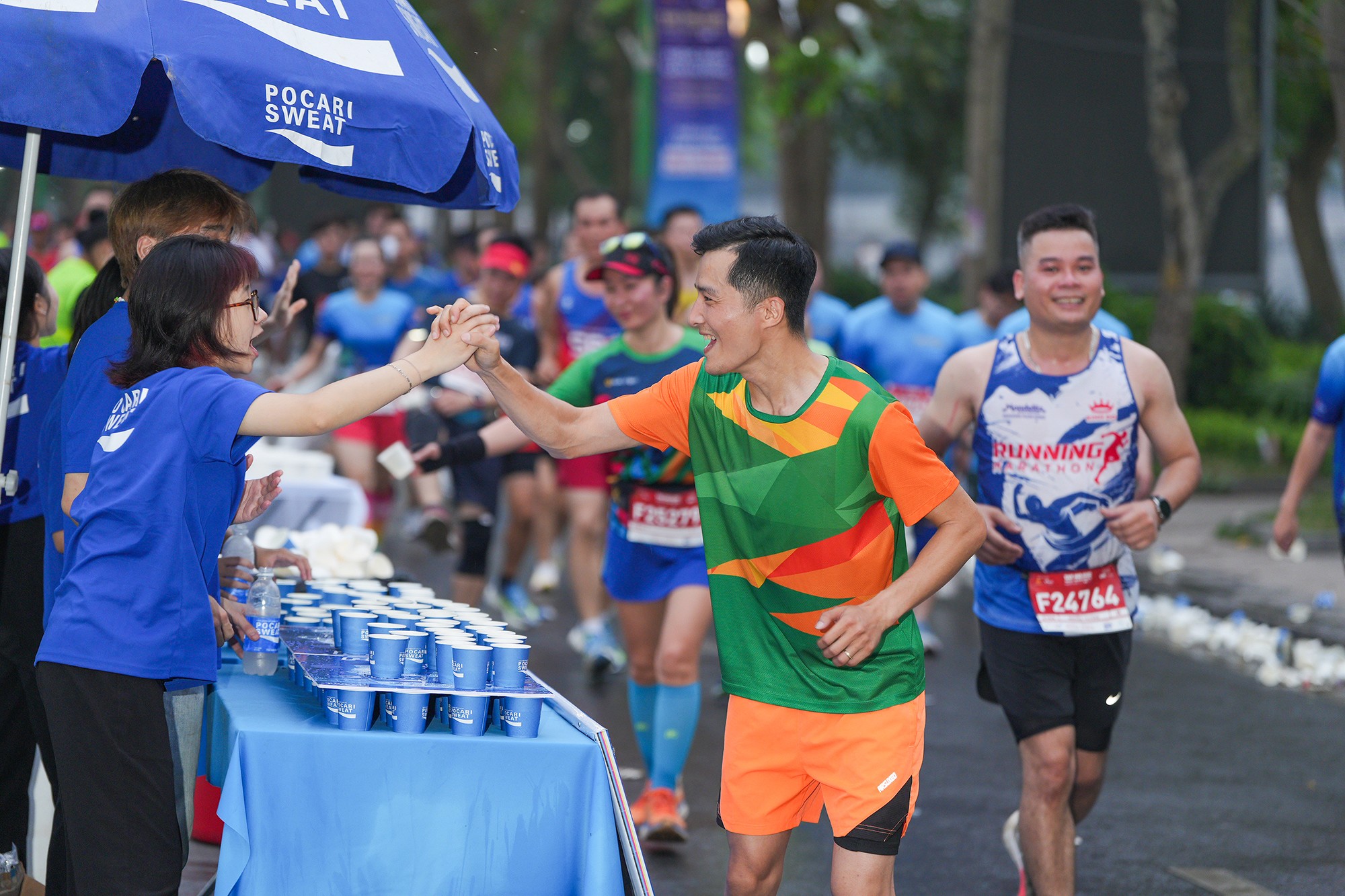 Cung đường huyền thoại Tay Ho Half Marathon 2024 tỏa sáng cùng những bước chạy - 2