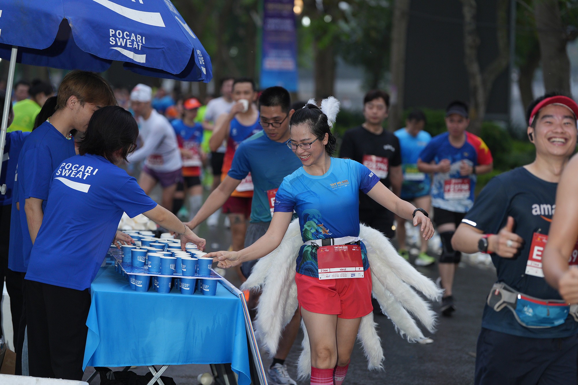 Cung đường huyền thoại Tay Ho Half Marathon 2024 tỏa sáng cùng những bước chạy - 3