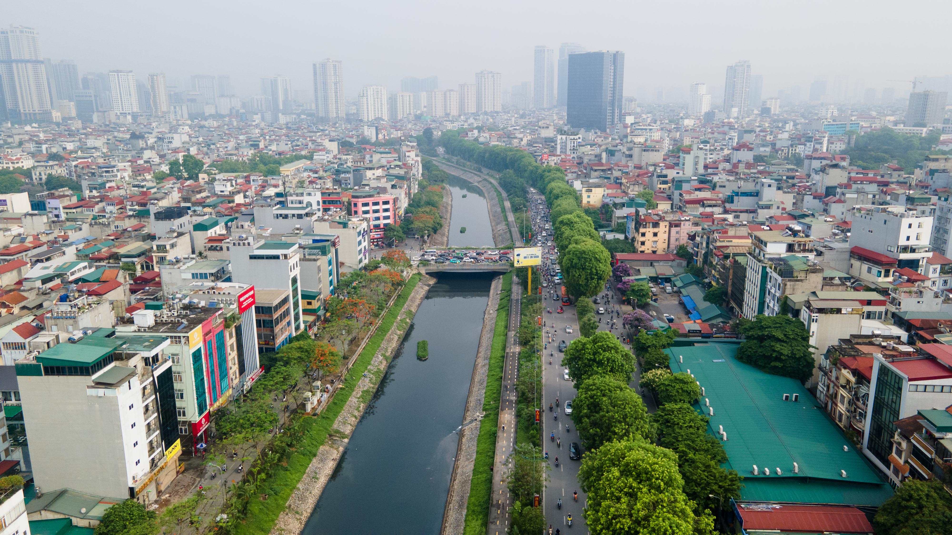 &nbsp;Đường Láng kéo dài, nằm song song với sông Tô Lịch.