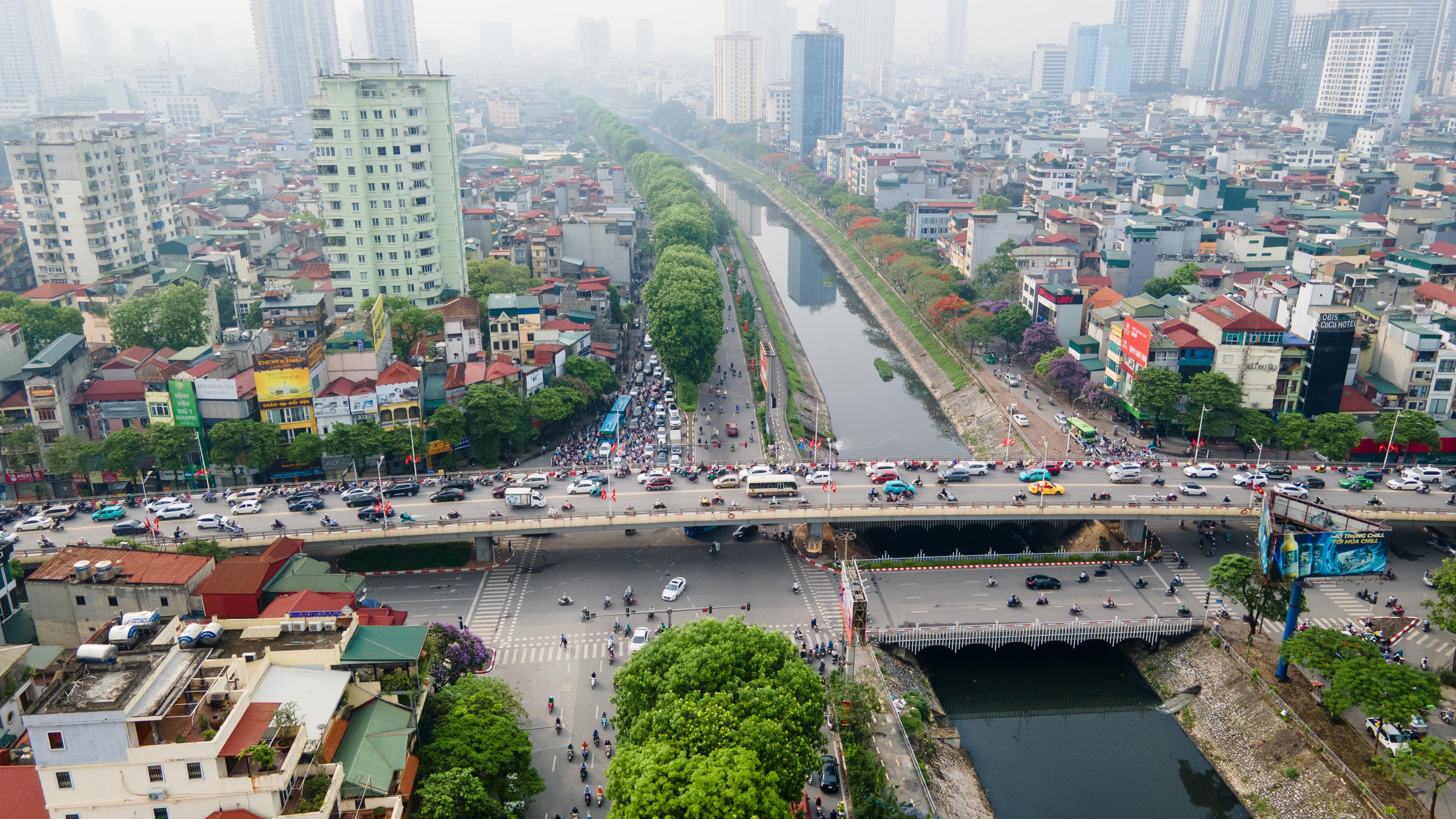 Trên dọc tuyến có hai cây cầu vượt tại nút giao thông đường Lê Văn Lương - đường Láng và đường Nguyễn Chí Thanh - đường Láng, nhằm giảm tải ách tắc giao thông vào giờ cao điểm.