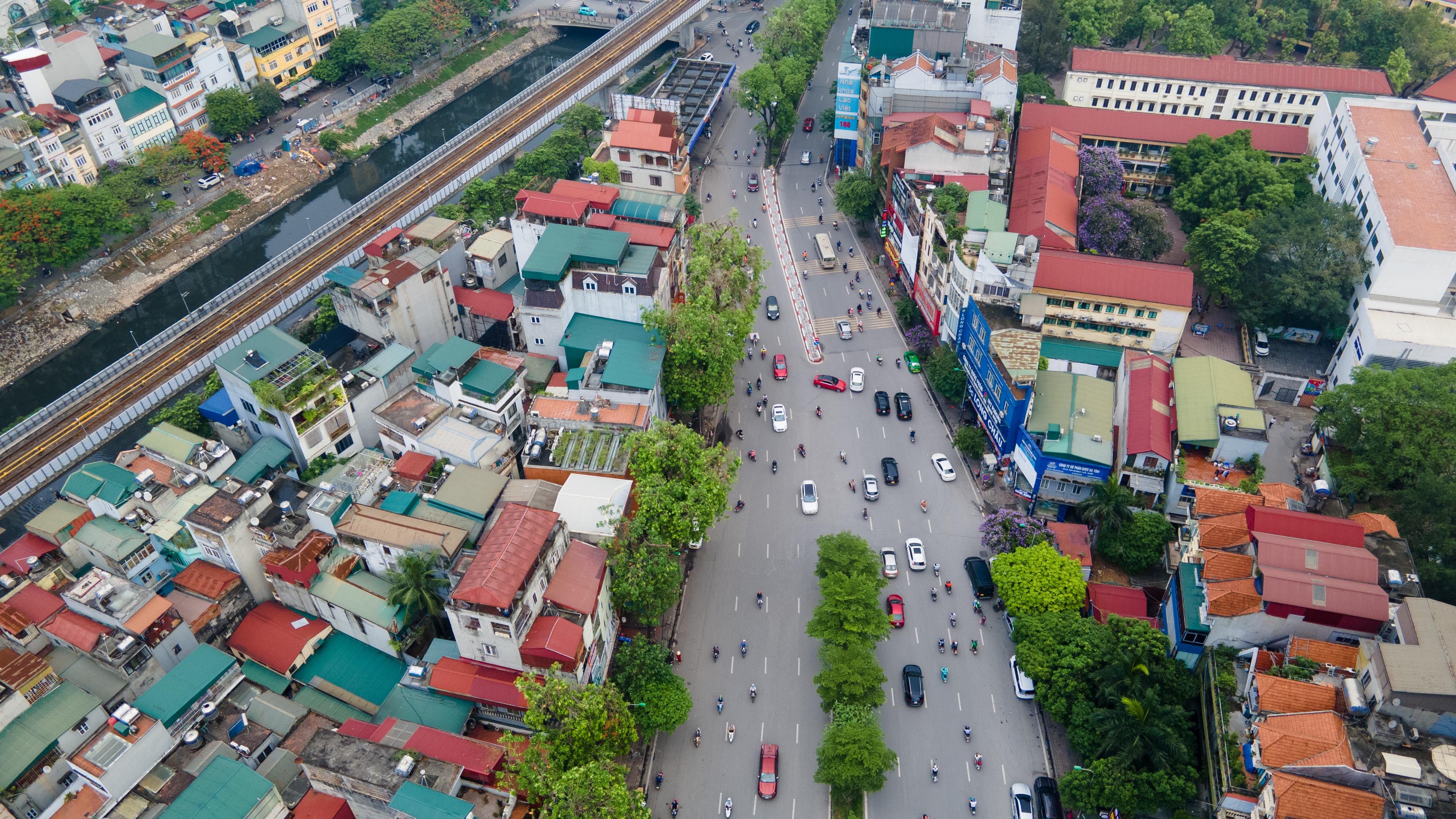 &nbsp;Với chiều dài khoảng 4 km, đây là đoạn đường với mật độ dân cư đông đúc bậc nhất thủ đô với nhà cửa san sát cùng nhiều tòa cao tầng nằm lân cận.