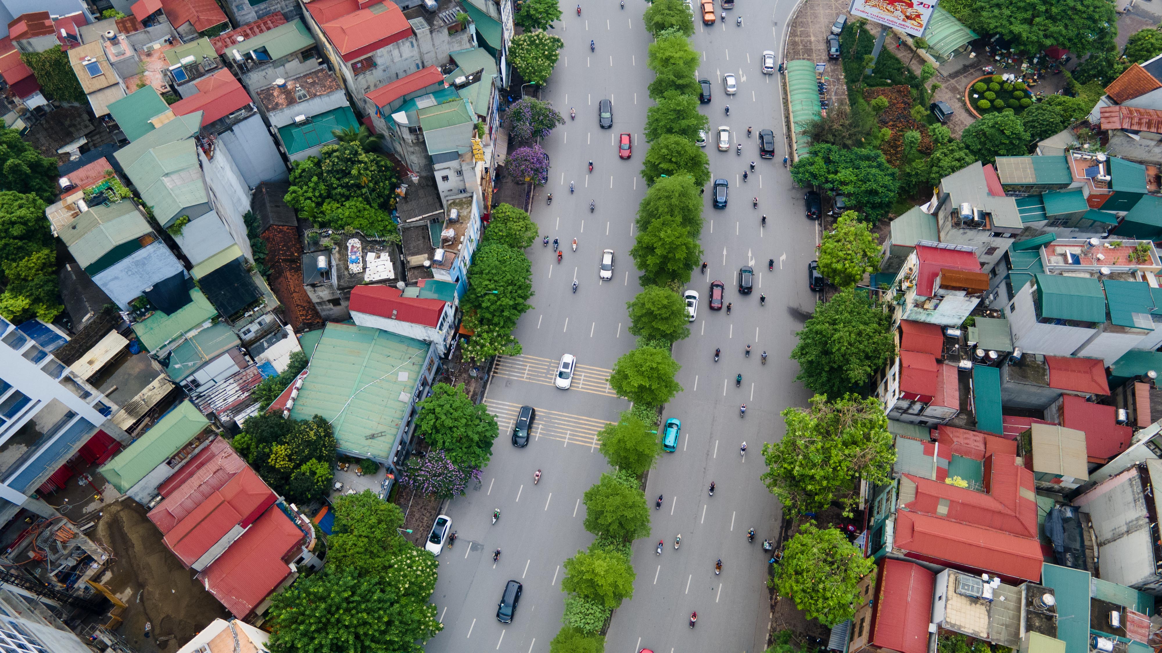 &nbsp;Hiện tại, chiều rộng mỗi bên đường Láng là 10,5m. Sau khi cải tạo, đường Láng sẽ rộng 53,5m, vận tốc thiết kế 80 km/h và là trục chính đô thị.