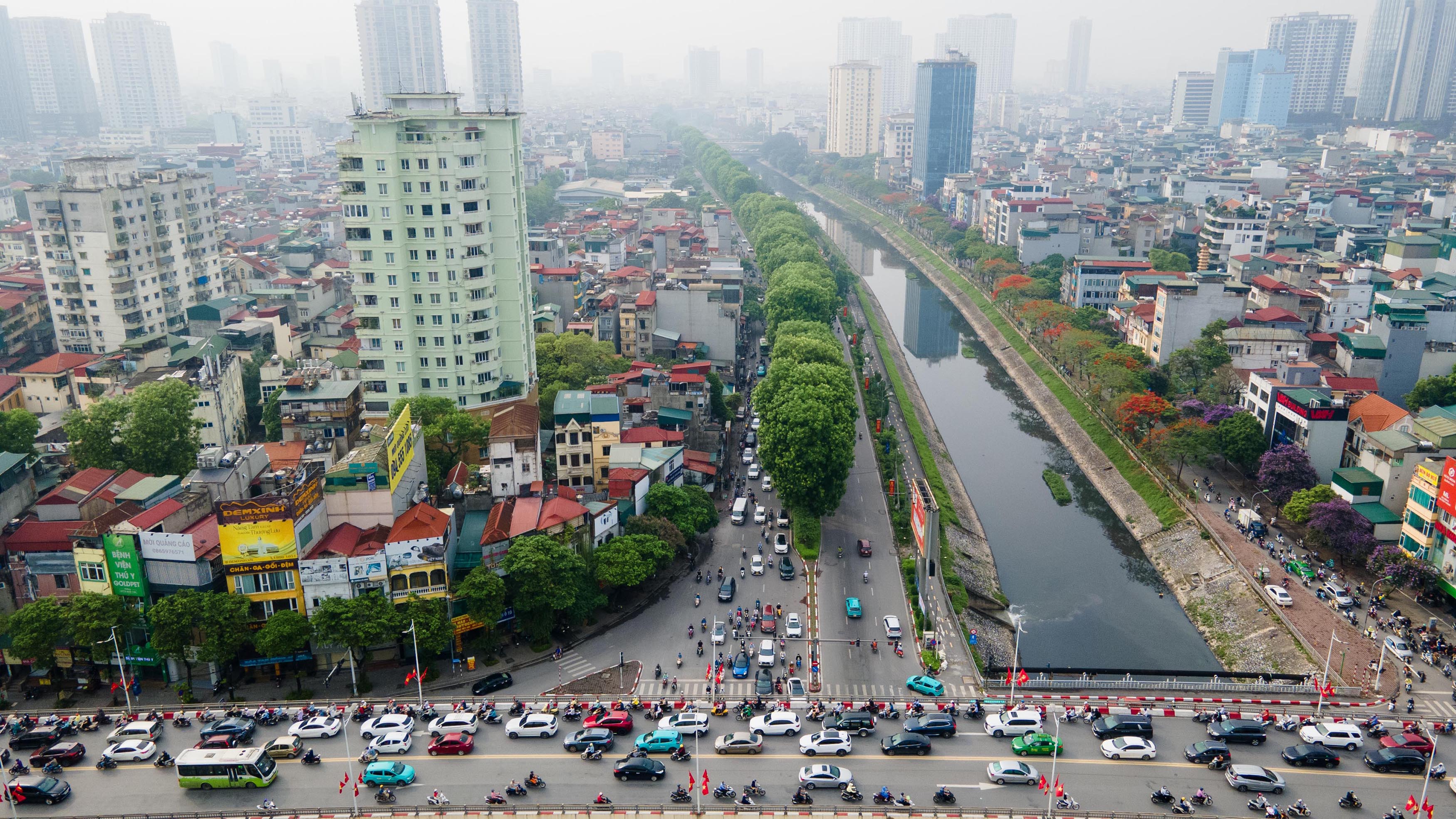 Dự án đầu tư cải tạo, mở rộng vành đai 2 trên cao và dưới thấp đoạn từ Ngã Tư Sở đến Cầu Giấy dự kiến có tổng đầu tư trên 21.000 tỷ đồng, trong đó đoạn dưới thấp hơn 17.000 tỷ đồng và đoạn trên cao gần 3.900 tỷ đồng.