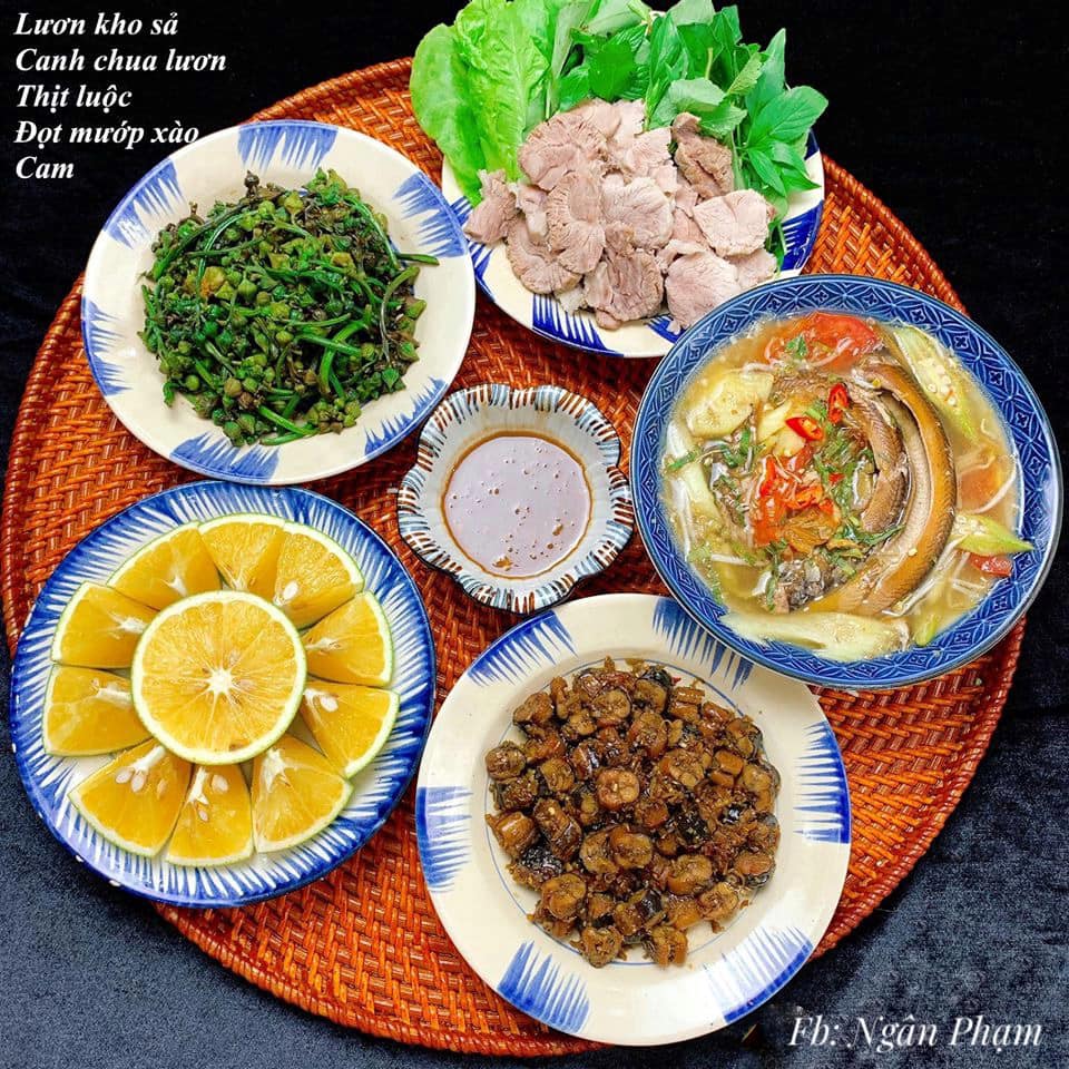 Lươn kho sả + Canh chua lươn + Thịt luộc + Ngọn mướp xào + Cam