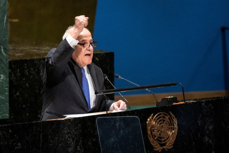 Đại sứ Palestine tại LHQ - ông Riyad Mansour phát biểu trước cuộc bỏ phiếu của Đại hội đồng LHQ hôm 10-5. Ảnh: REUTERS