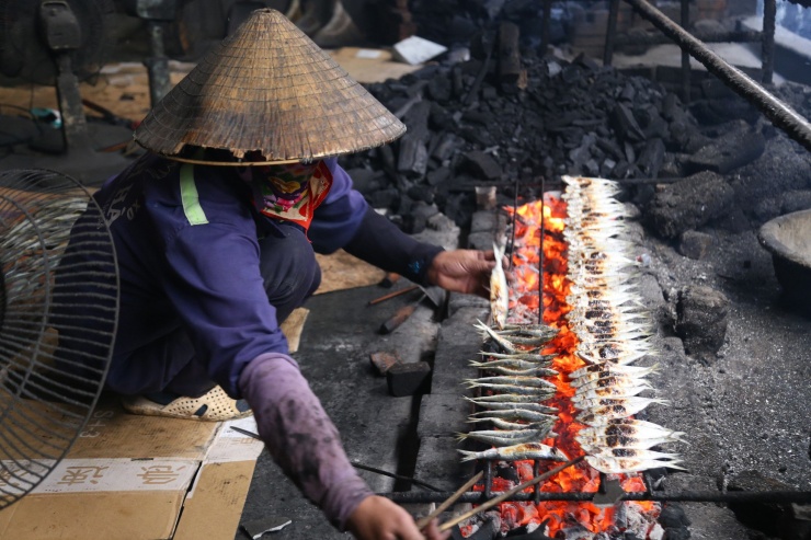 Trời nóng bức, chị Nguyễn Thị Hạnh (38 tuổi, trú xóm Trung Hậu, xã Diễn Vạn) mặc nhiều áo và bịt kín mặt, chỉ hở đôi mắt. Bên cạnh chị Hạnh lúc nào cũng có 2 - 3 chiếc quạt hoạt động liên tục, chiếc thổi than, chiếc còn lại giúp làm mát cơ thể giữa cái nắng từ bếp than đỏ rực.