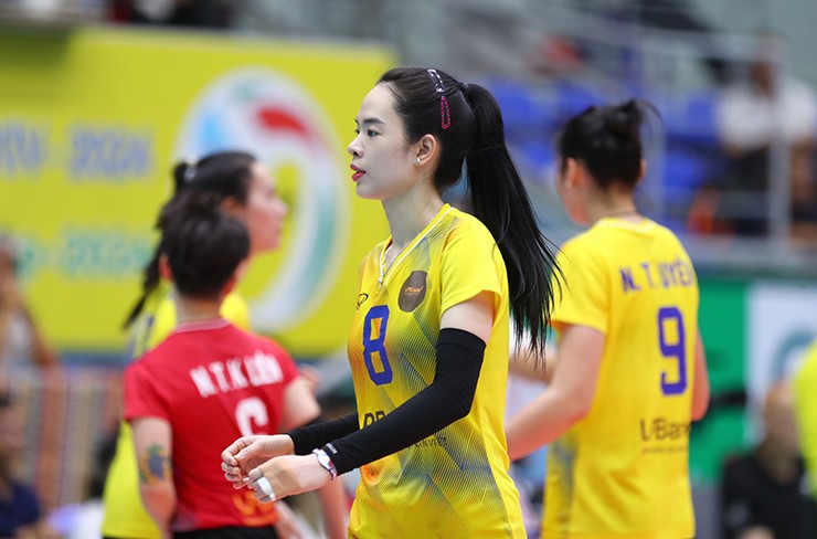 Nhan sắc của Hoa khôi bóng chuyền VTV Cup 2014 Lê Thanh Thúy cũng không hề kém cạnh so với hot girl của làng bóng chuyền Trung Quốc.