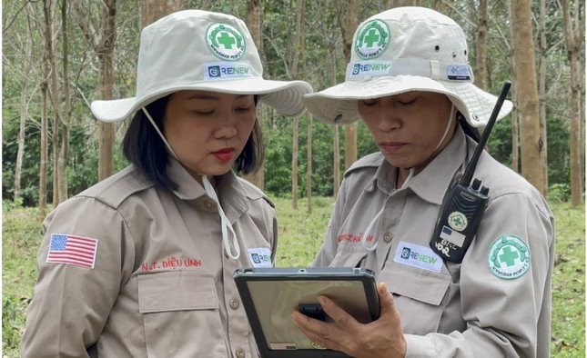 Chị Nguyễn Thị Diệu Linh (trái ảnh) trao đổi với thành viên Đội rà phá bom mìn nữ (MAT 19) về hiện trạng tìm kiếm bom mìn