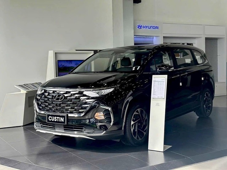 Giá xe Hyundai Custin lăn bánh kèm khuyến mại tháng 5/2024 - 1