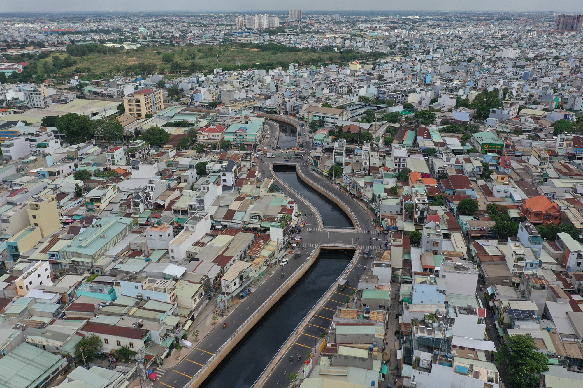 Kênh Nước Đen thời điểm vừa cải tạo xong vào đầu năm 2022. Công trình hoàn thành làm thay đổi bộ mặt đoạn này. Dòng kênh được nạo vét dài 1,4km, rộng 40m bao gồm cả mặt đường, vỉa hè và lòng kênh.