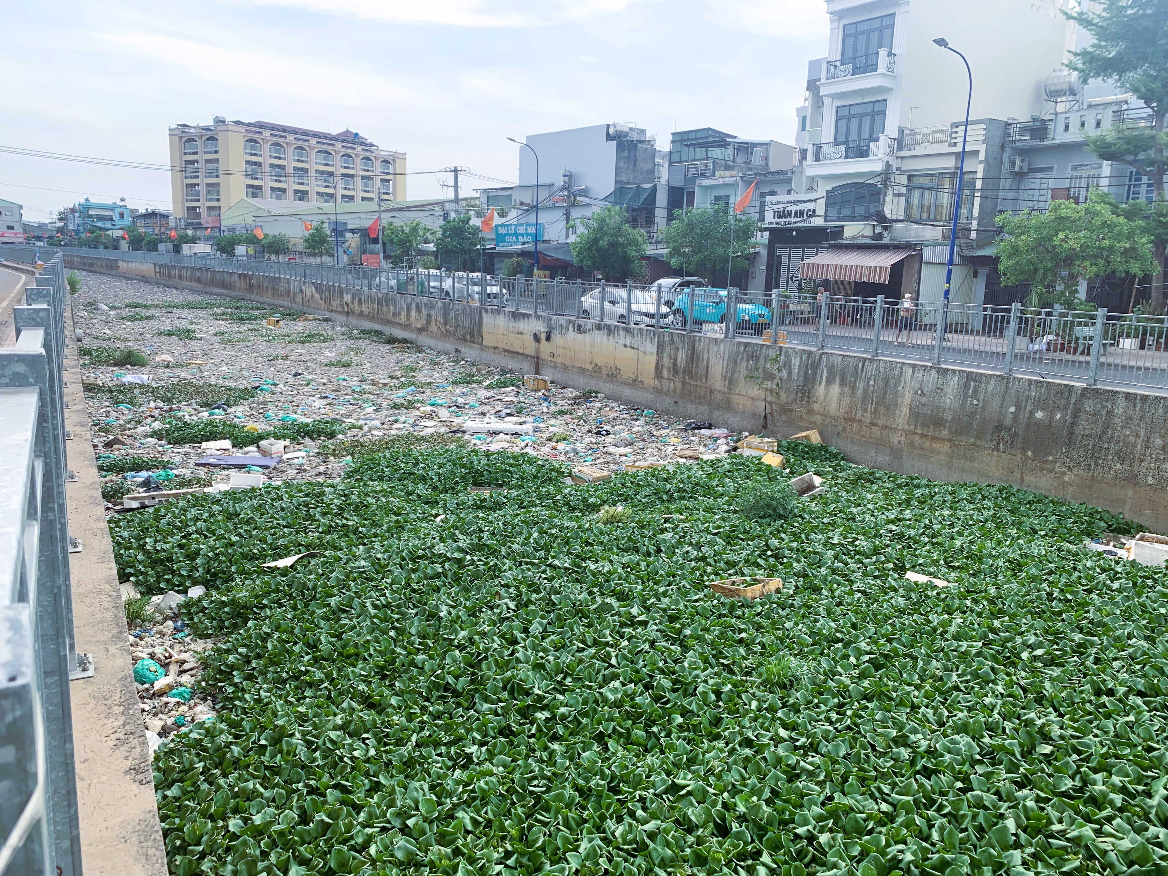 Khoảng 500m đoạn kênh Nước Đen (thuộc phường Bình Hưng Hòa, quận Bình Tân) giao với đoạn kênh tham Lương ngập ngụa rác thải, lục bình.