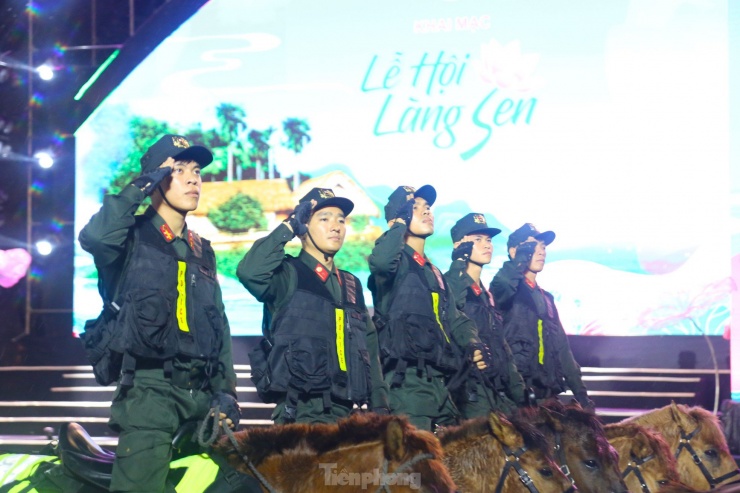 Đoàn Cảnh sát cơ động kỵ binh diễu hành qua sân khấu