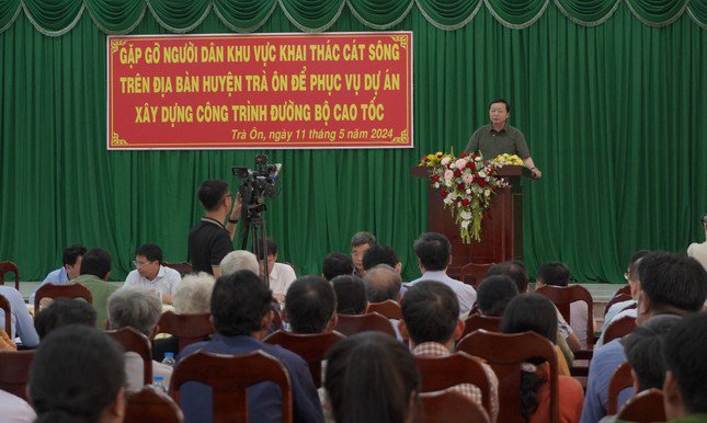 Phó Thủ tướng Trần Hồng Hà gặp gỡ người dân khu vực khai thác cát phục vụ cao tốc. Ảnh: T.Q.