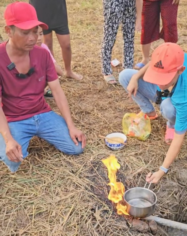 Hình ảnh giếng khoan cũ bốc cháy. 