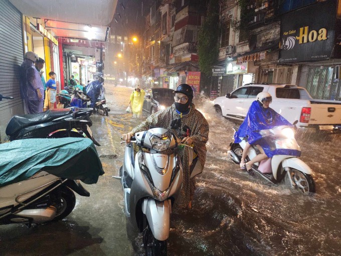 Phố Nguyễn Tuân thường xuyên ngập khi mưa lớn. Ảnh: Võ Hải