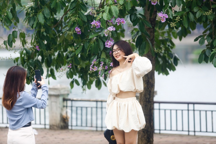 Mọi góc đều đông đúc các cô gái xếp hàng chờ chụp