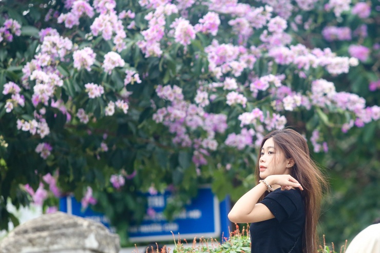Các cô gái trẻ nô nức khoe sắc bên hoa bằng lăng - 8