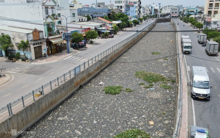 Khoảng nửa năm nay, đoạn kênh Nước Đen giao với kênh Tham Lương (phường Bình Hưng Hoà) đặc kín rác thải, lục bình, khiến nước chảy qua đây bị ùn ứ.