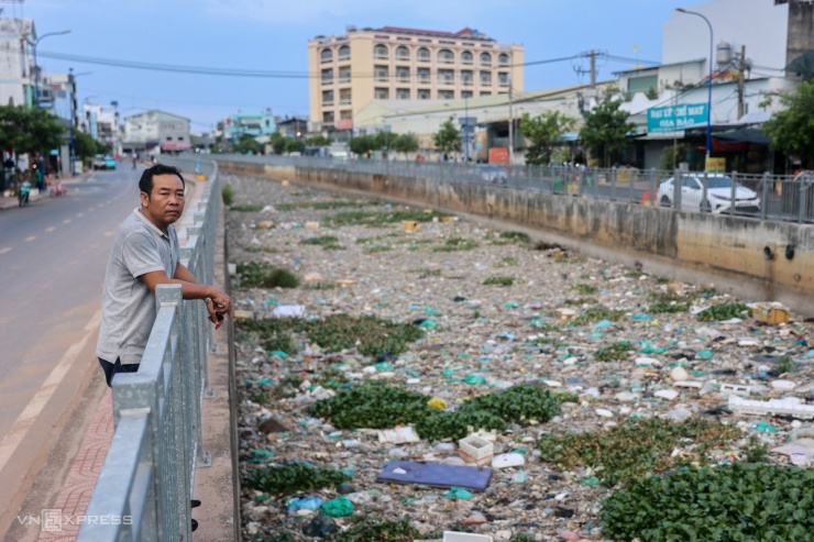 Nhà ở đối diện dòng kênh, ông Phạm Sỹ Vĩnh, 53 tuổi, cho biết thời điểm mới cải tạo, đoạn này không có rác, chỉ nhiều lục bình. 