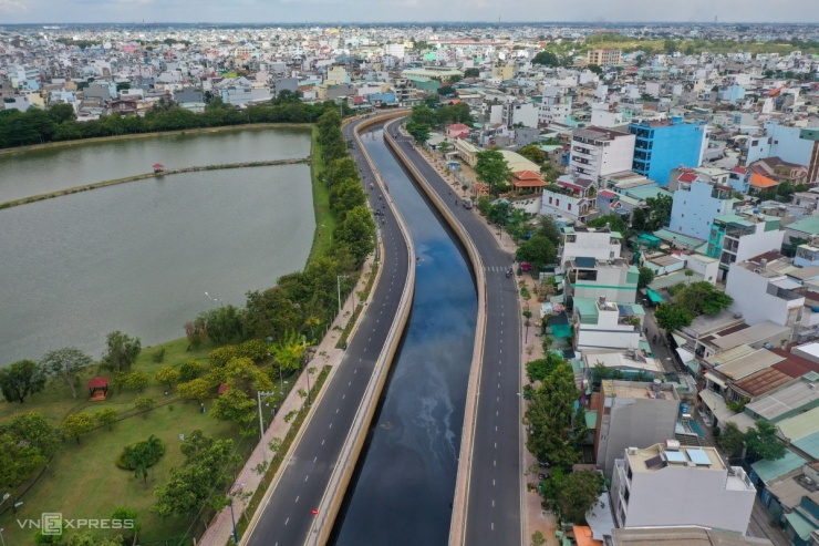 Toàn cảnh kênh Nước Đen nhìn từ trên cao. Kênh dài hơn 2 km, trong đó đoạn hở khoảng 1,4 km còn lại là cống hộp, từng là 