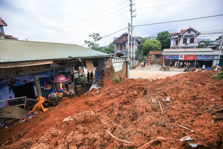 Hiện trường vụ sập tường khiến ba trẻ nhỏ tử vong. Ảnh PHI HÙNG