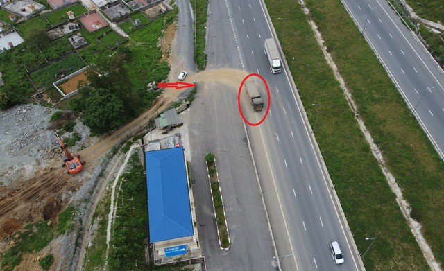 Hình ảnh chiếc xe tải chở đất đi từ hướng mũi tên vào cao tốc Mai Sơn - Quốc lộ 45 (đoạn qua hầm Thung Thi, huyện Hà Trung, tỉnh Thanh Hóa). Ảnh chụp sáng 11-5