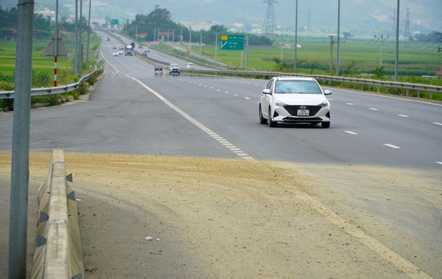 Cao tốc Mai Sơn - Quốc lộ 45 có rất đông phương tiện qua lại, tiềm ẩn nguy cơ tai nạn giao thông rất lớn