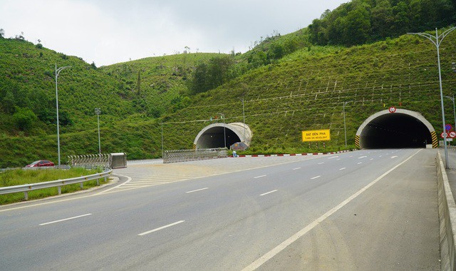 Dải phân cách mềm mở cho xe tải chở đất đi cắt ngang qua cao tốc ngay trước hầm Thung Thi
