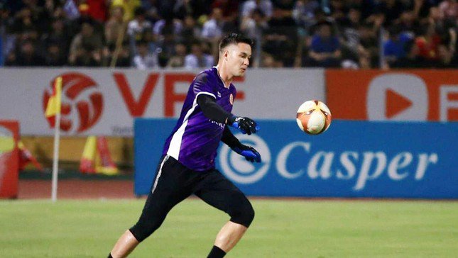 Nguyễn Filip sút mạnh trái bóng sau khi nhận bàn thua (Ảnh: CAHN FC)