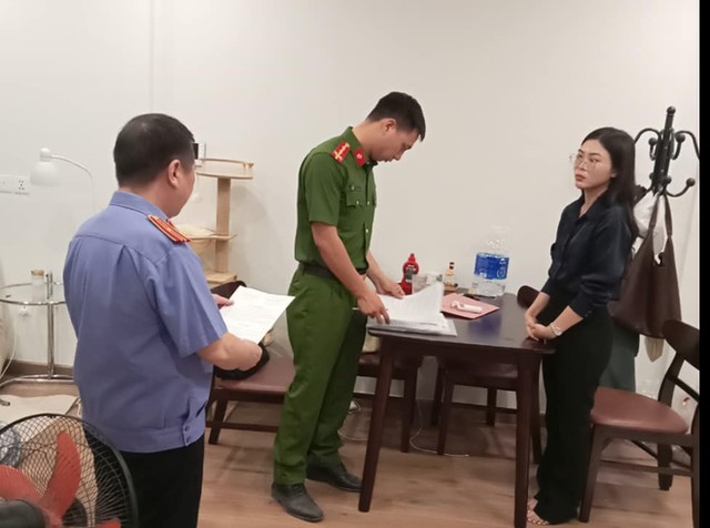 Cơ quan tố tụng làm việc với Nguyễn Thuỳ Linh. Ảnh: T.H.