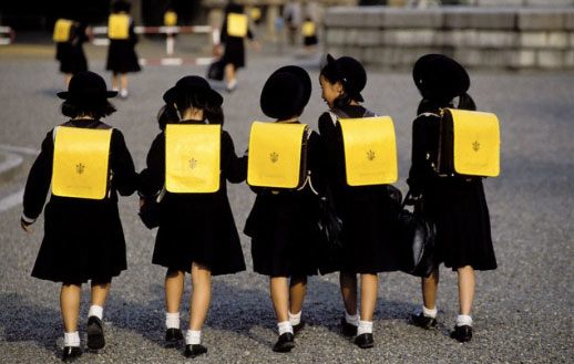 Hầu hết các bậc phụ huynh Nhật Bản lại khuyến khích trẻ tham gia các hoạt động tập thể. Ảnh minh họa