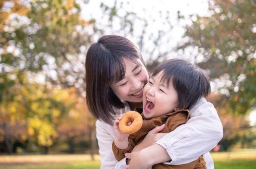 Cách cha mẹ Nhật nói chuyện với con thường rất nhẹ nhàng và lịch sự. Ảnh minh họa