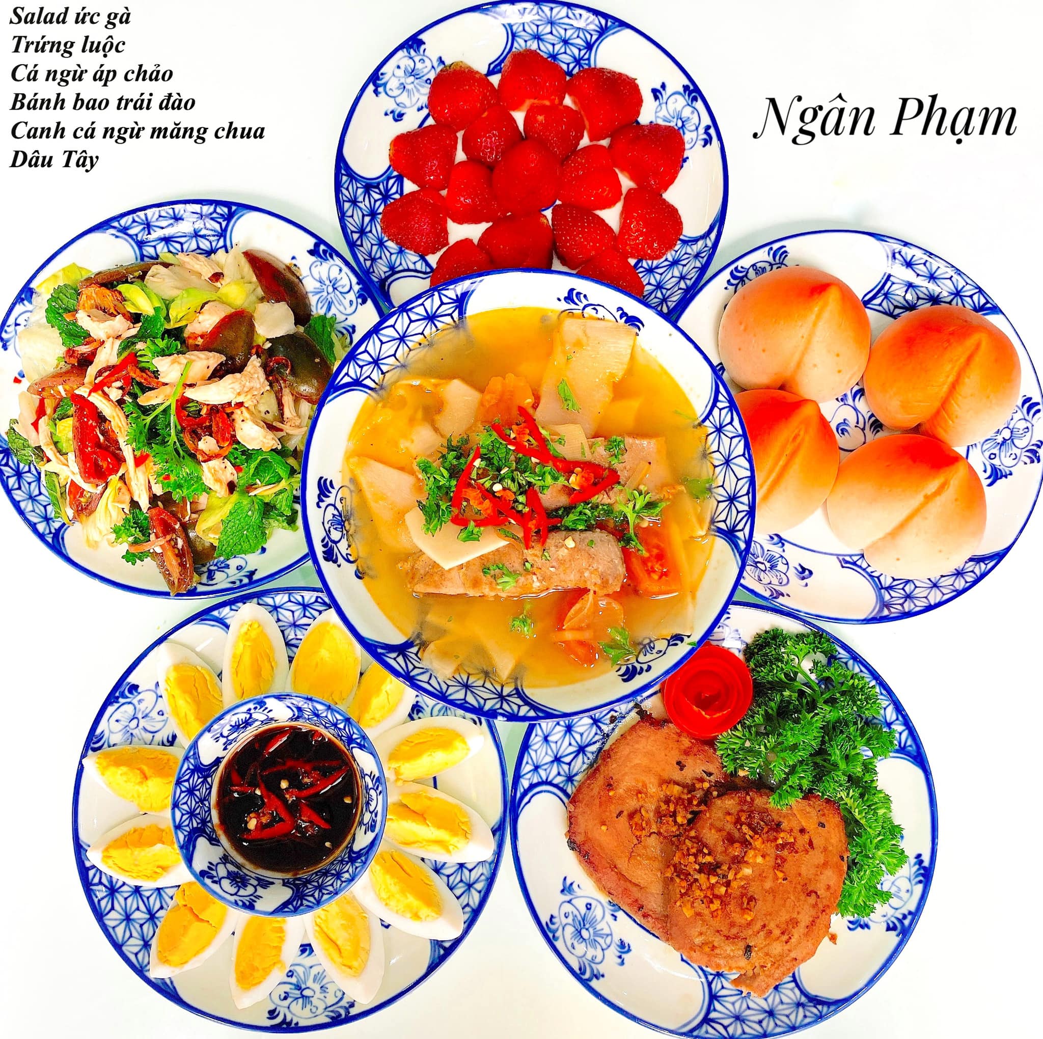 Salad ức gà + Trứng luộc + Cá ngừ áp chảo + Bánh bao + Canh cá ngừ nấu chua + Dâu tây