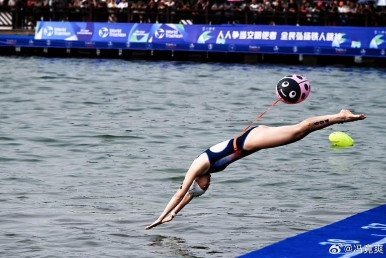 Nữ VĐV Trung Quốc mặc đồ bơi 1 mảnh thi đấu gây tranh cãi - 1